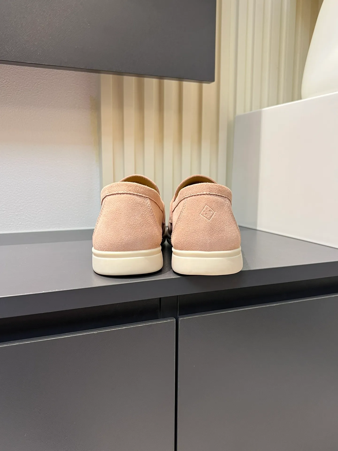 Men's shoes 💰p360 "Loro men's shoes 💰pian'*" Classic L men's shoes for couples 💰p Top version British flat loafers, a must-have item in old money style, the minimalist design is eye-catching and durable, a plus point for dressing The soft foot feel and texture are outstanding. They don’t scratch your feet and are very nice. They are matched with soft and waxy soles. They can be worn daily for a long time without getting tired. They are easy to wear, versatile and classic items, with perfect foot feel and texture! Imported cashmere fabric, the lining is made of imported A-grade water-dyed cow lining, the top version of the genuine leather midsole is sewn with pure handmade mark thread! Size: Female 35-40 (34. Customized) Male 38-44 (45.46. Customized)